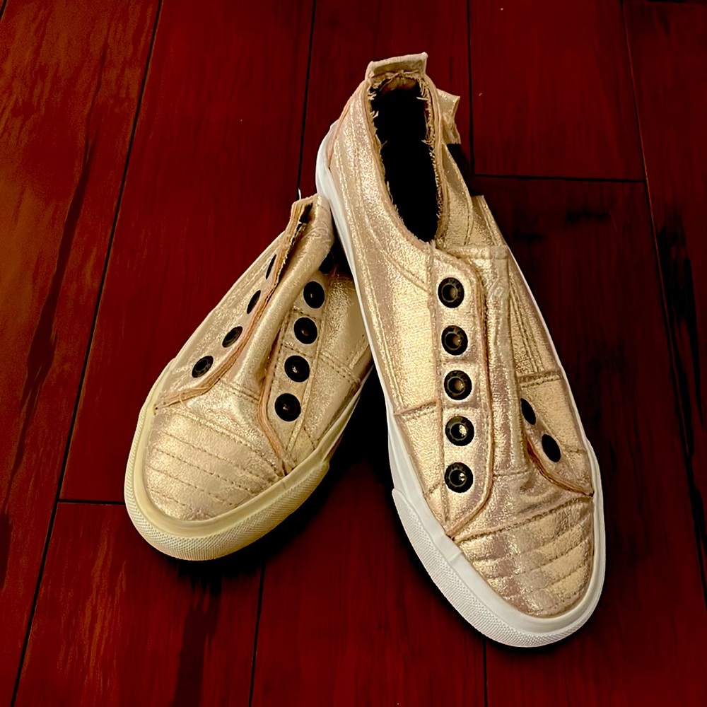 Brand new stylish sneakers. Light pink. Never worn, brand new. No box.